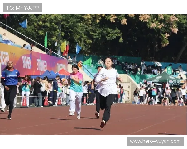 足球球星百米赛跑挑战精彩瞬间合集速度与激情并肩展现